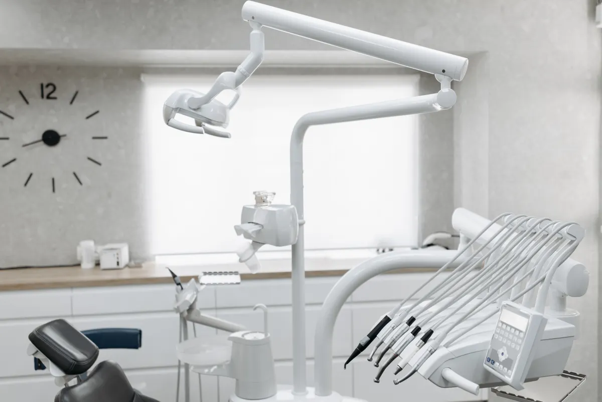 Consultorio dental moderno de Clínica Sr. Diente
